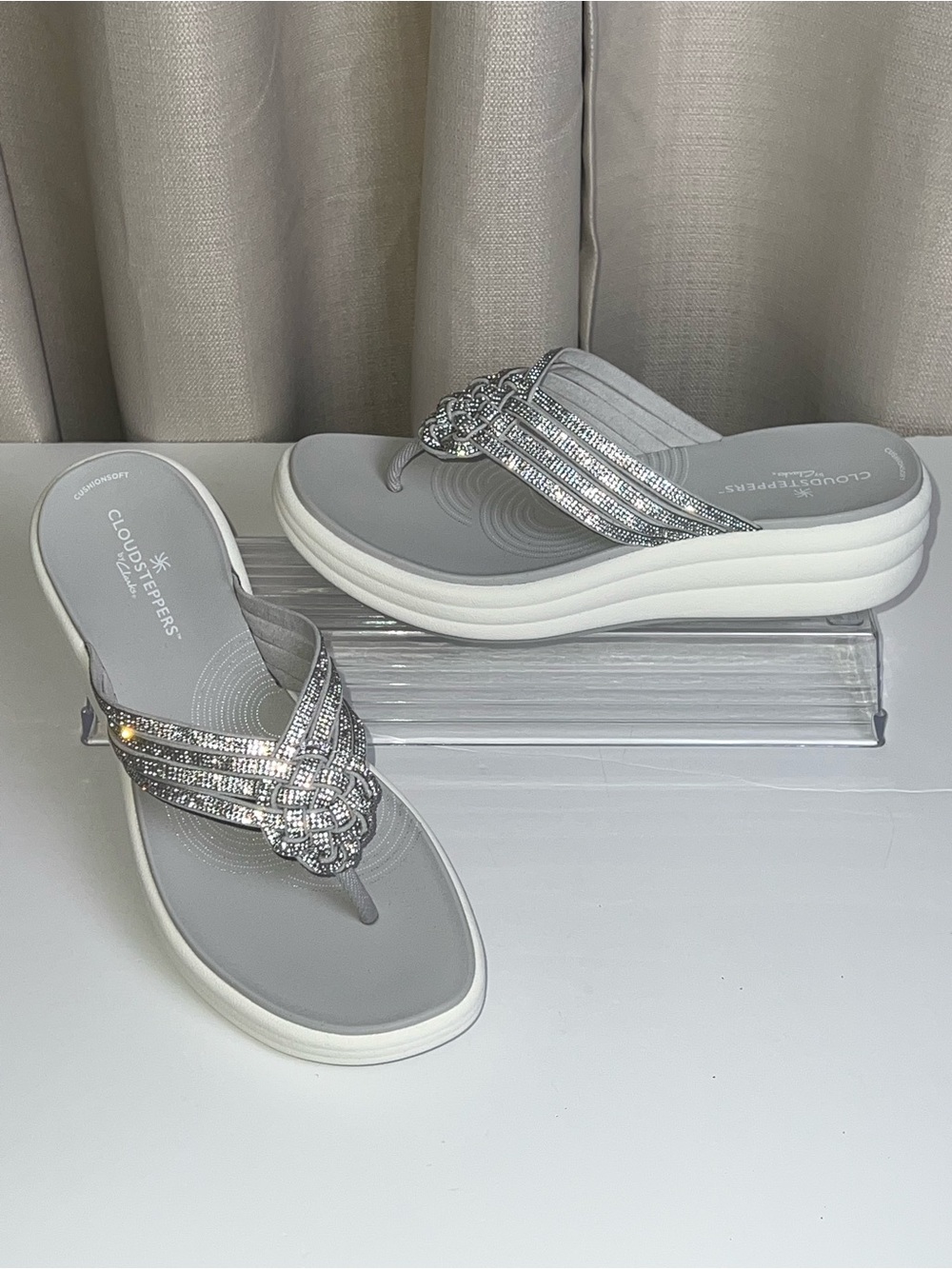 NWOB CLARKS Cloudsteppers Breeze/Drift Gem Crystal Embellished Flip Flops